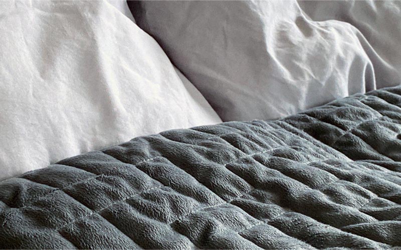 How does a cooling weighted blanket work?